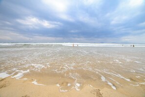Beach nearby - An Bang Beach Hideaway Homestay (Da Nang)