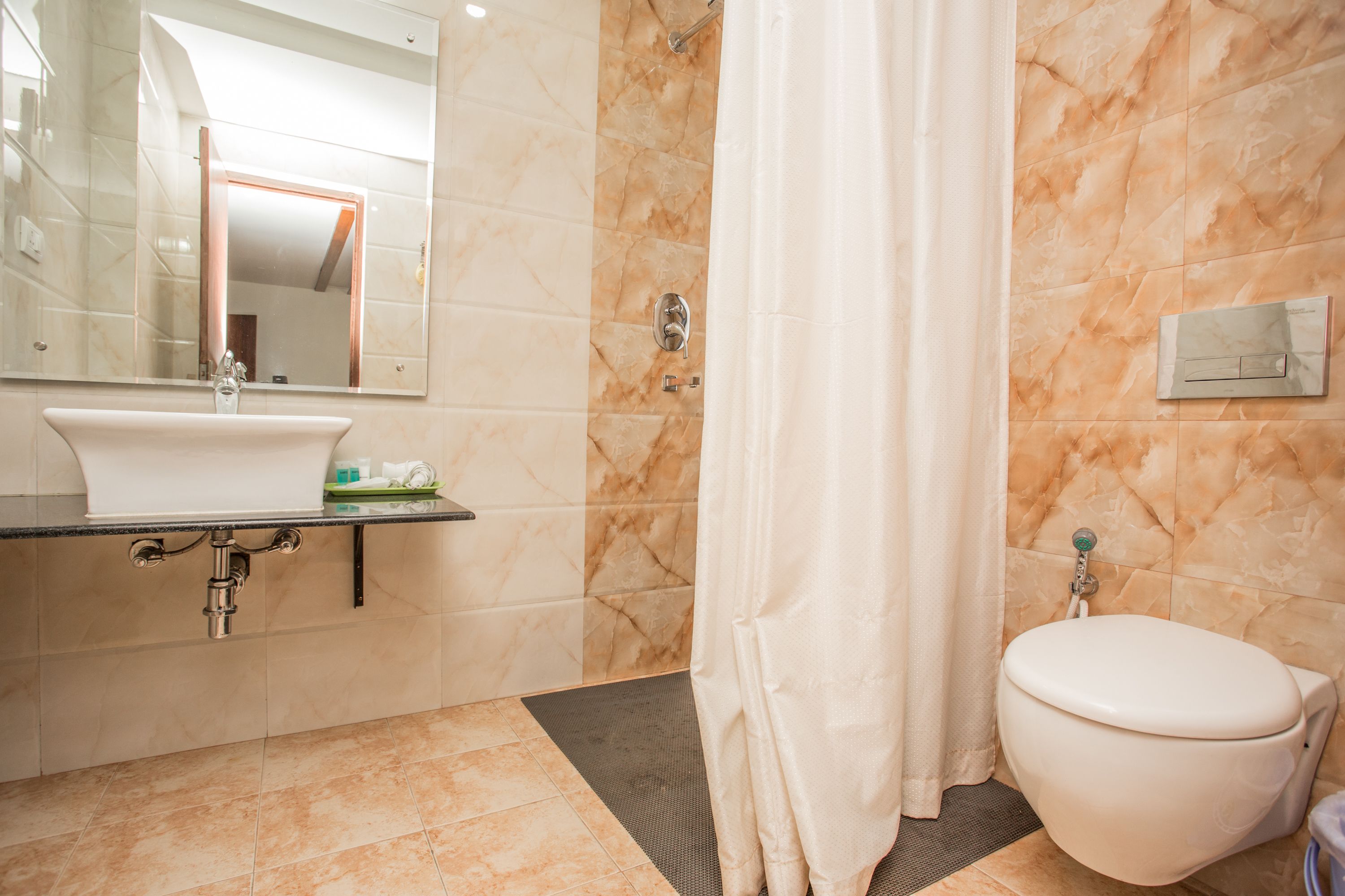 deluxe double or twin room, non smoking | bathroom | shower, free toiletries, hair dryer, slippers