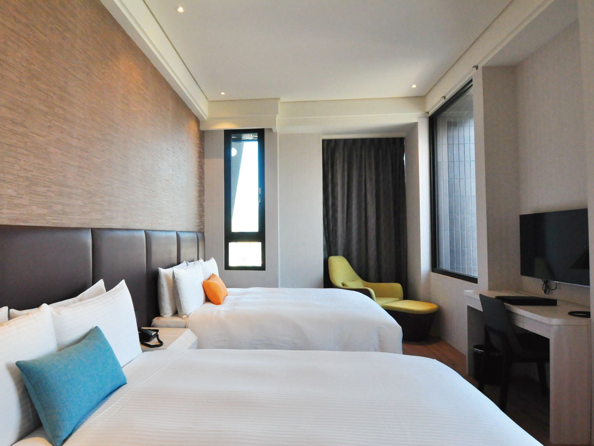 premium bedding, down duvets, in-room safe, desk