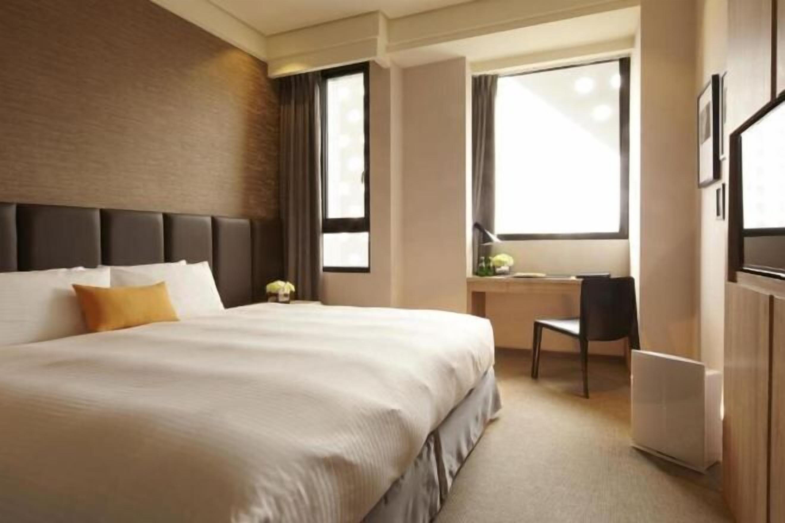 Premium bedding, down comforters, in-room safe, desk