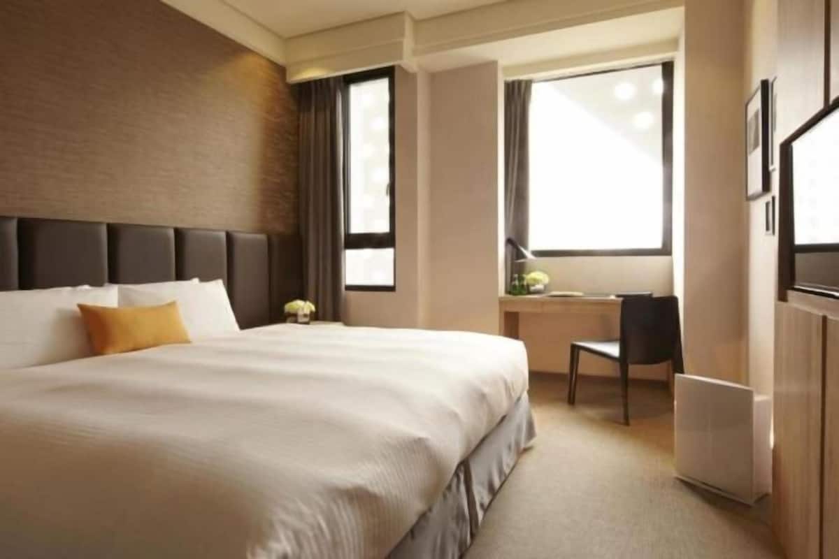 Peralatan tempat tidur premium, gebar bulu kapas, peti besi dalam bilik