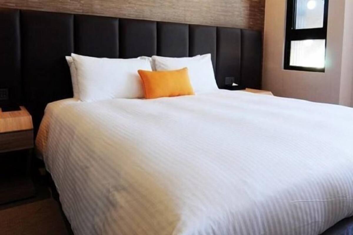 Peralatan tempat tidur premium, gebar bulu kapas, peti besi dalam bilik