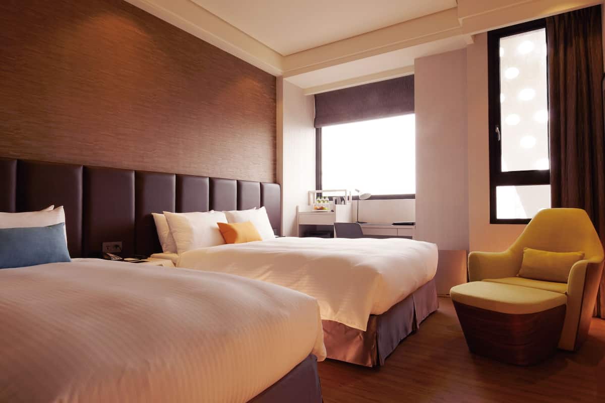 premium bedding, down duvets, in-room safe, desk