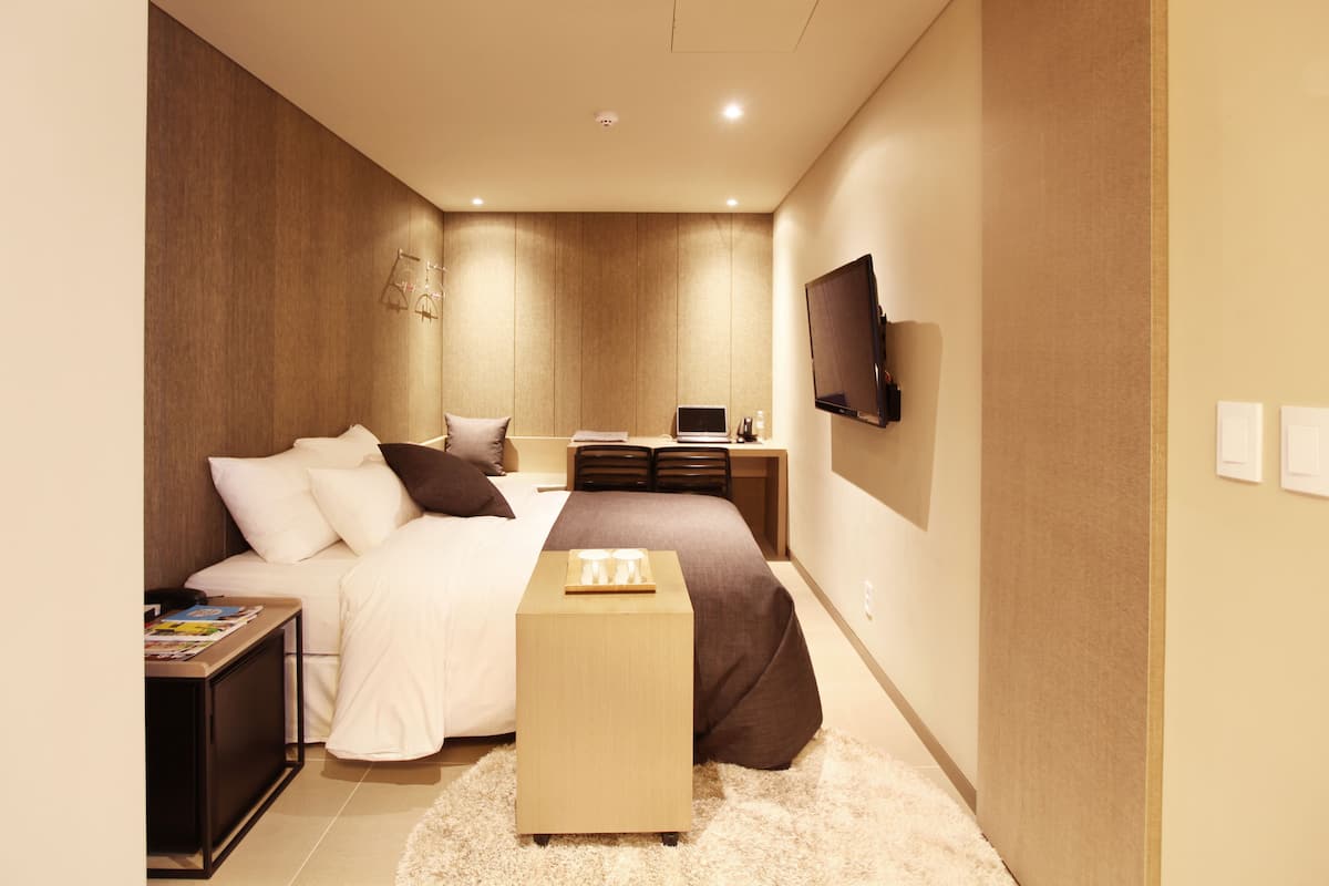 deluxe room (saturday check-in time: 8 pm) | 1 bedroom, down duvets, free minibar, individually decorated