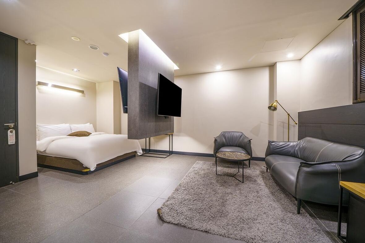 Super Deluxe (Saturday Check-in Time: 8 PM) | Down duvets, free minibar, individually decorated