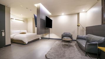 Super Deluxe (Saturday Check-in Time: 8 PM) | ผ้านวมขนเป็ด, มินิบาร์ฟรี, ห้องพักตกแต่งอย่างมีเอกลักษณ์