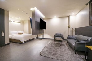 Super Deluxe (Saturday Check-in Time: 8 PM) | Copriletto in piuma, minibar con snack e bevande gratuite