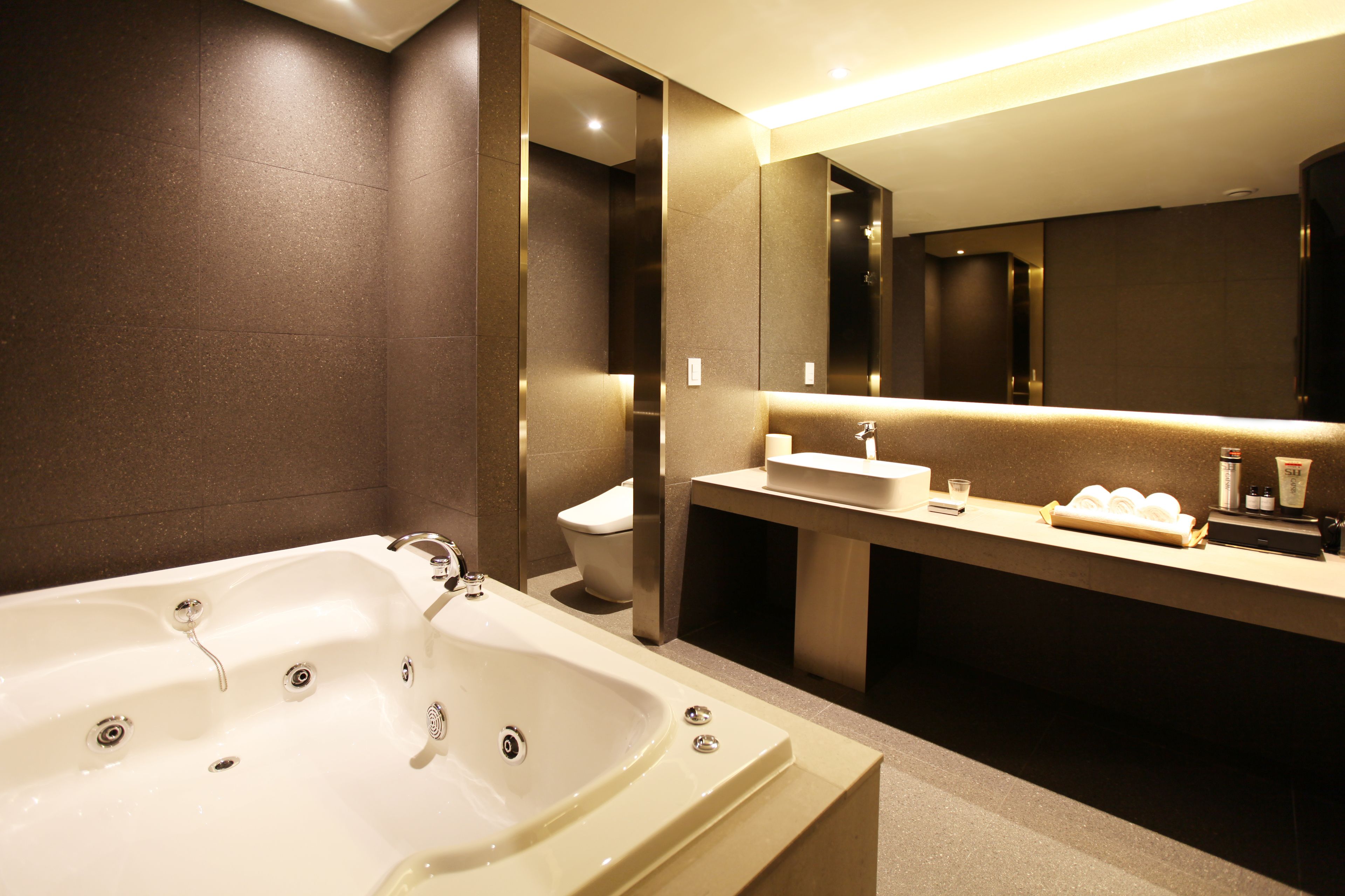 super deluxe (saturday check-in time: 8 pm) | 1 bedroom, down duvets, free minibar, individually decorated