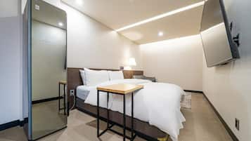 Cubrecamas, minibar con artículos gratuitos y decoración personalizada