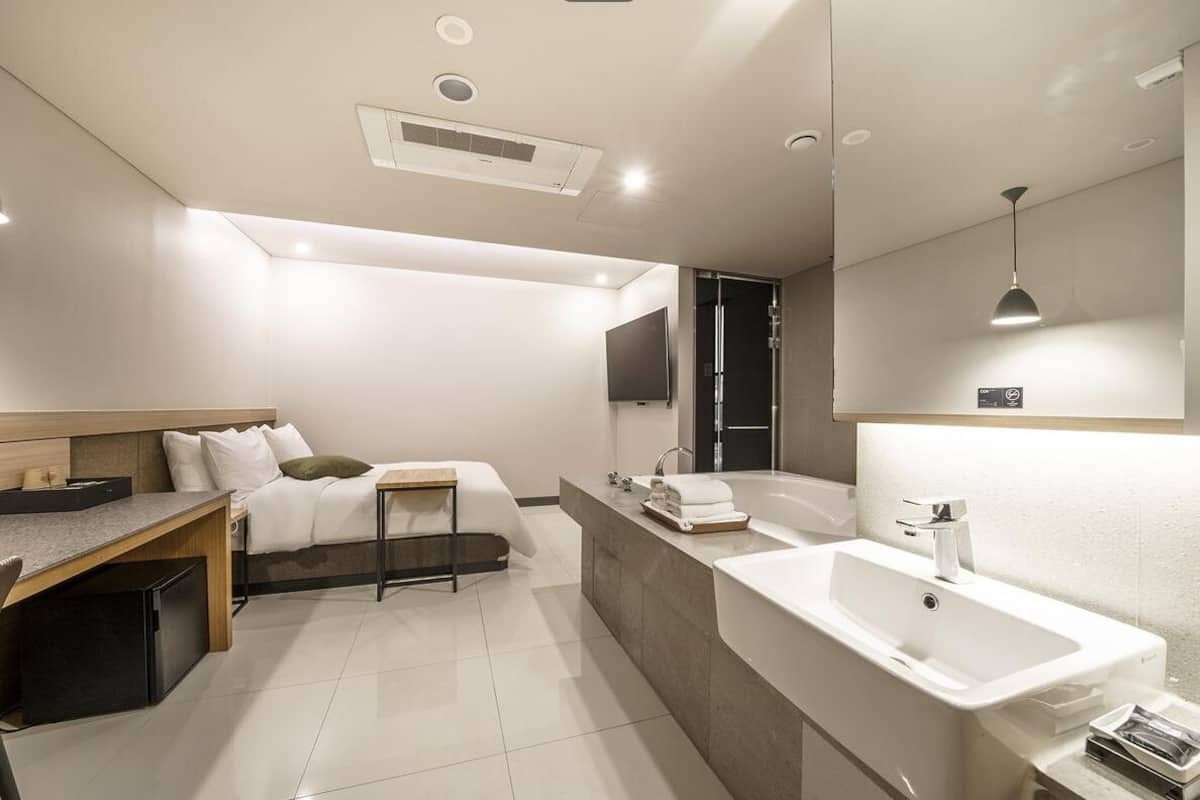 Deluxe Room (Saturday Check-in Time: 8 PM) | Copriletto in piuma, minibar con snack e bevande gratuite