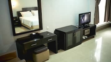 Suite | Minibar, meja kerja, dan seprai linen