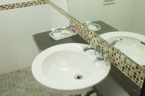 Dusche, Haartrockner, Hausschuhe