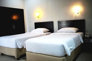 Habitación Deluxe | Minibar, escritorio y ropa de cama 