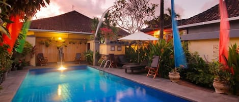 Kolam renang outdoor, dengan kursi berjemur