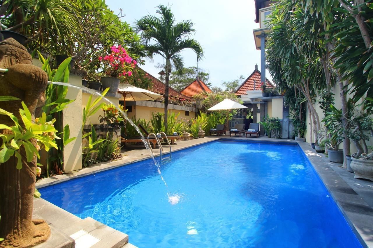 Una piscina al aire libre