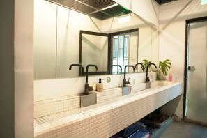 Bathroom sink - Meetingmates Hostel (Taipei)