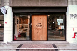 Front of property - Meetingmates Hostel (Taipei)