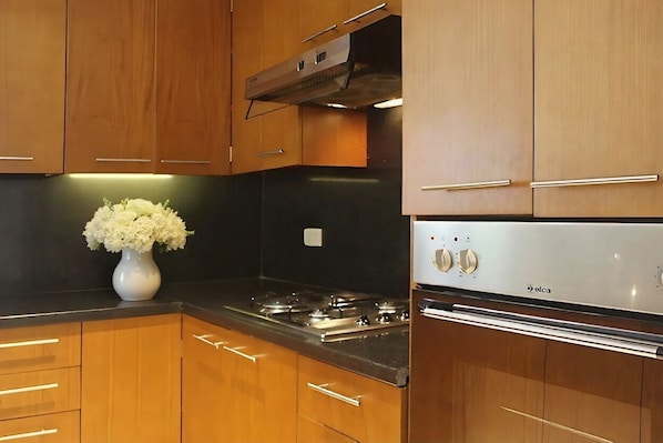 Apartamento conforto, 2 quartos | Cozinha privada | Geladeira grande, micro-ondas, fogão, chaleira elétrica