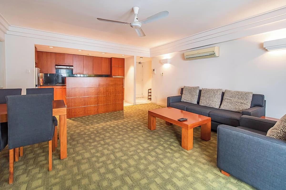 2 bedrooms, in-room safe, desk, blackout curtains