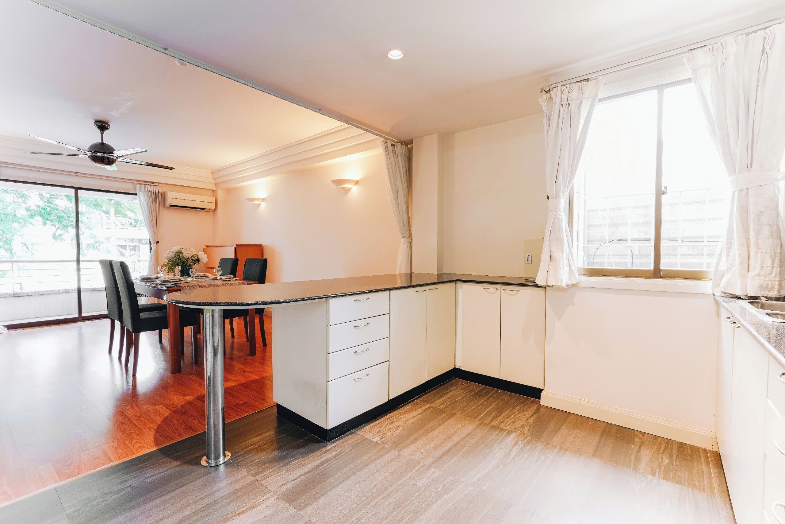 Apartamento Deluxe, 2 habitaciones | Cocina privada | Frigorífico grande, microondas, horno y hervidor eléctrico