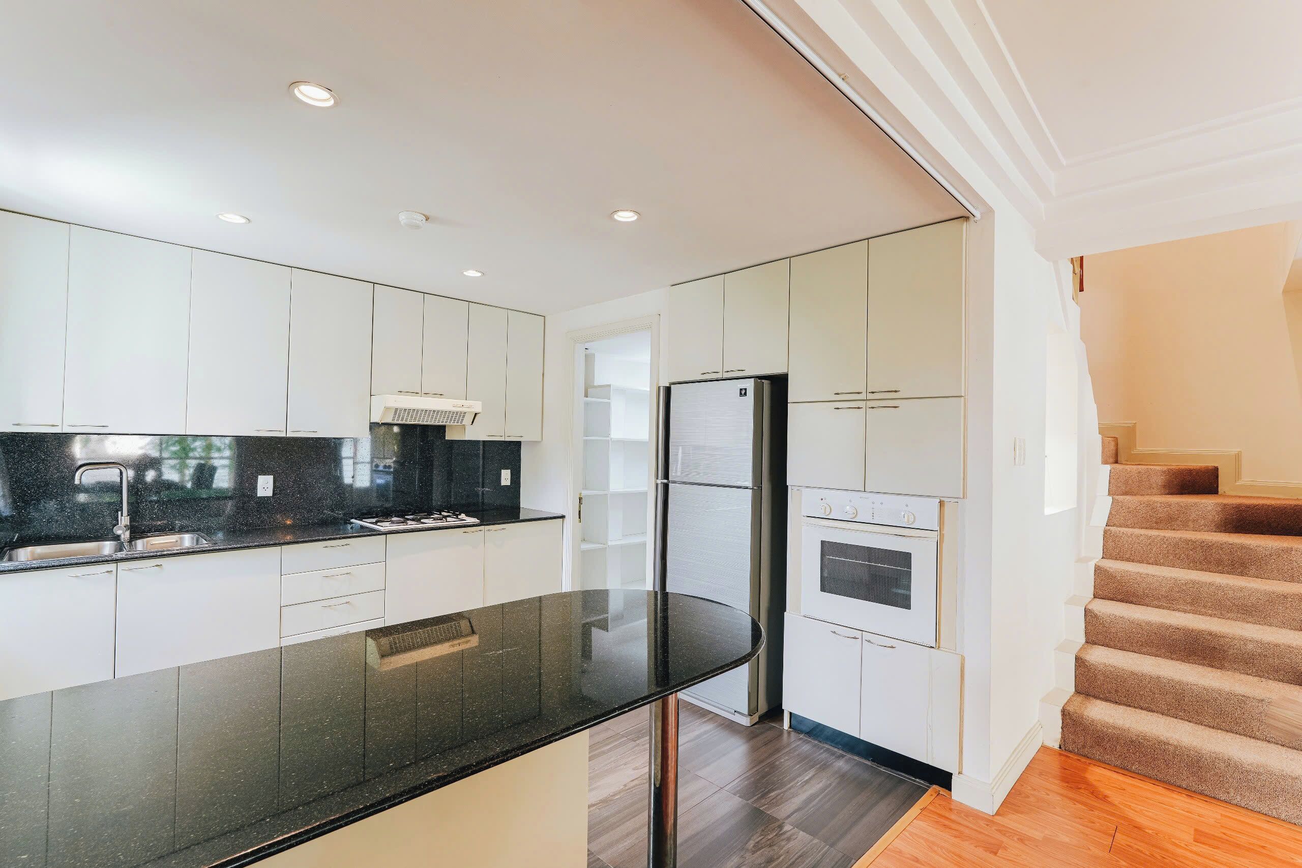 Full-sized fridge, microwave, oven, electric kettle