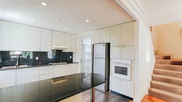 Full-sized fridge, microwave, oven, electric kettle