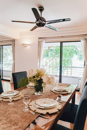 ตู้เย็นขนาดใหญ่, ไมโครเวฟ, เตาอบ, กาต้มน้ำไฟฟ้า