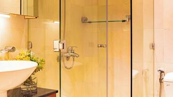 Ducha, secador de pelo, bidet, toallas