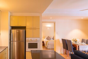 舒適公寓, 2 間臥室 | 起居區 | 32-吋電視，提供有線頻道