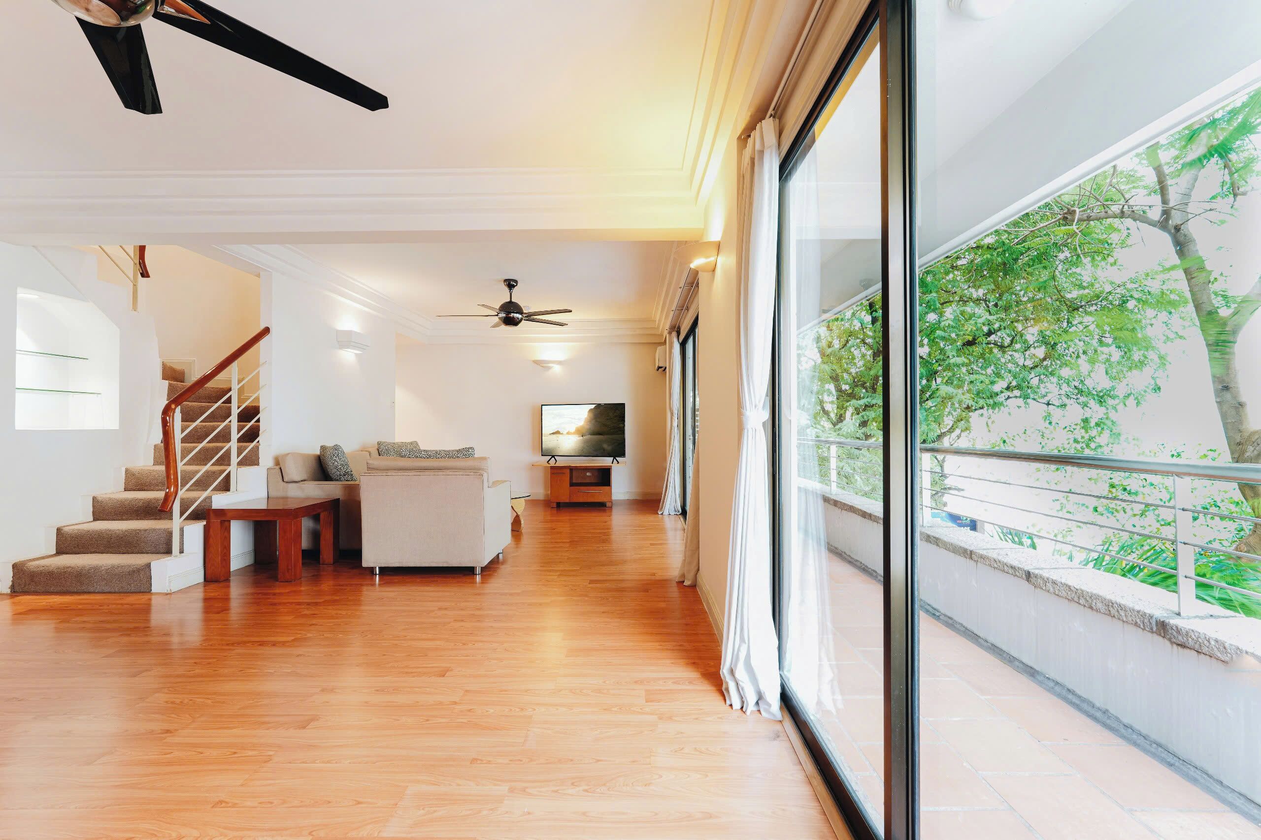 32-inch TV with cable channels