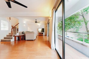 32-inch TV with cable channels - Saigon Apartments (Ho Chi Minh City)