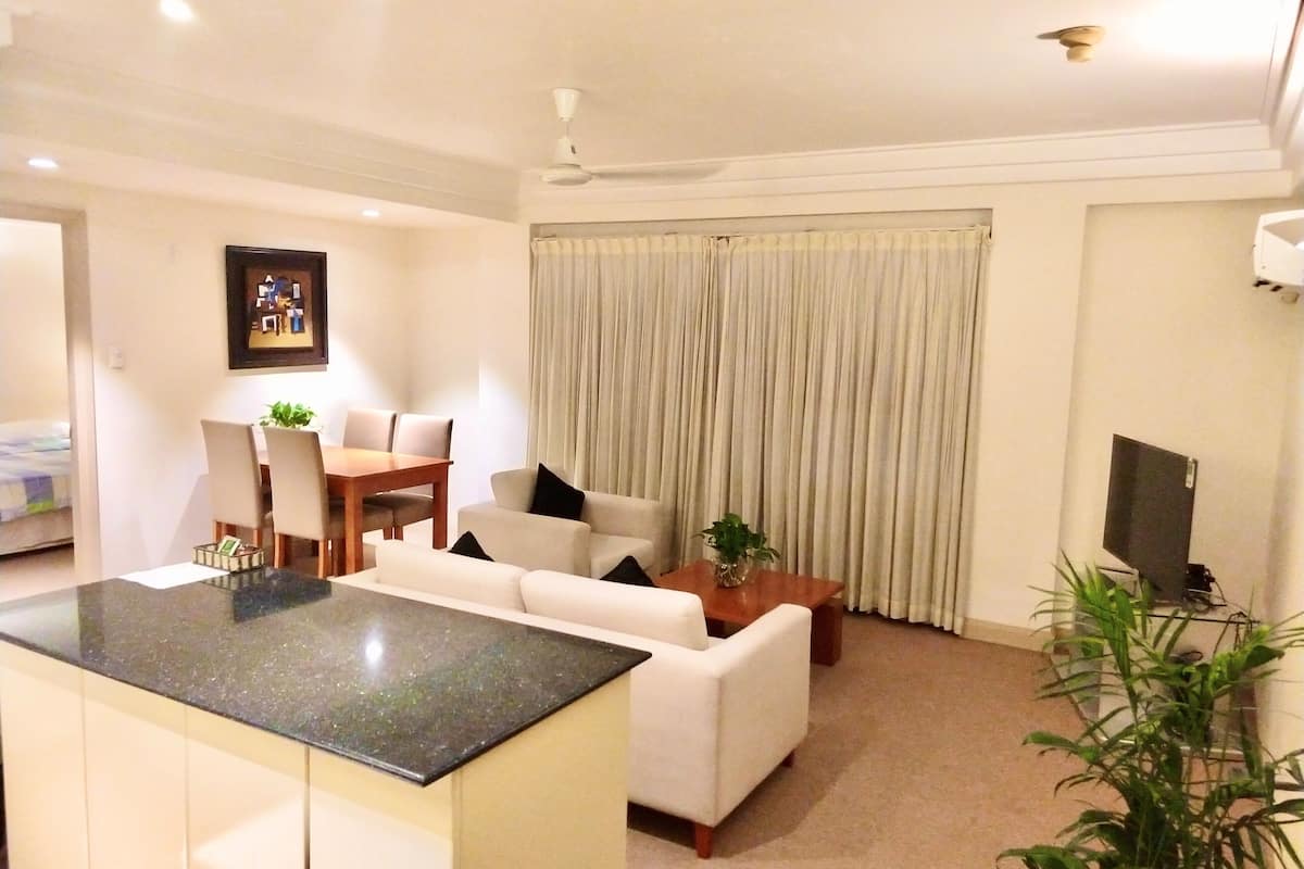 2 bedrooms, in-room safe, desk, blackout curtains