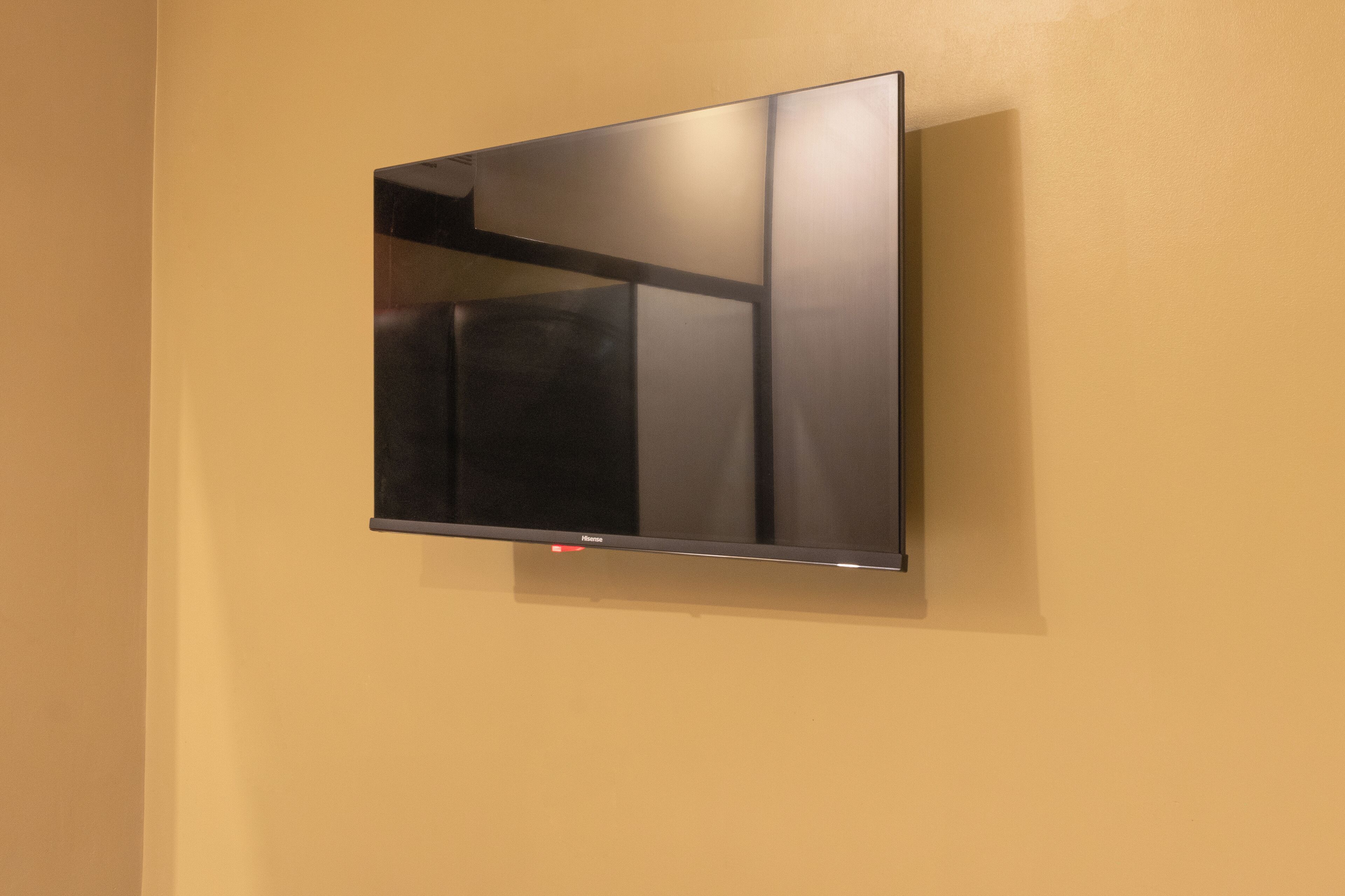 Un téléviseur à écran plat fixé au mur.