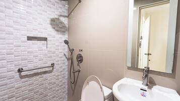 Executive Room, 1 Queen Bed | Bathroom