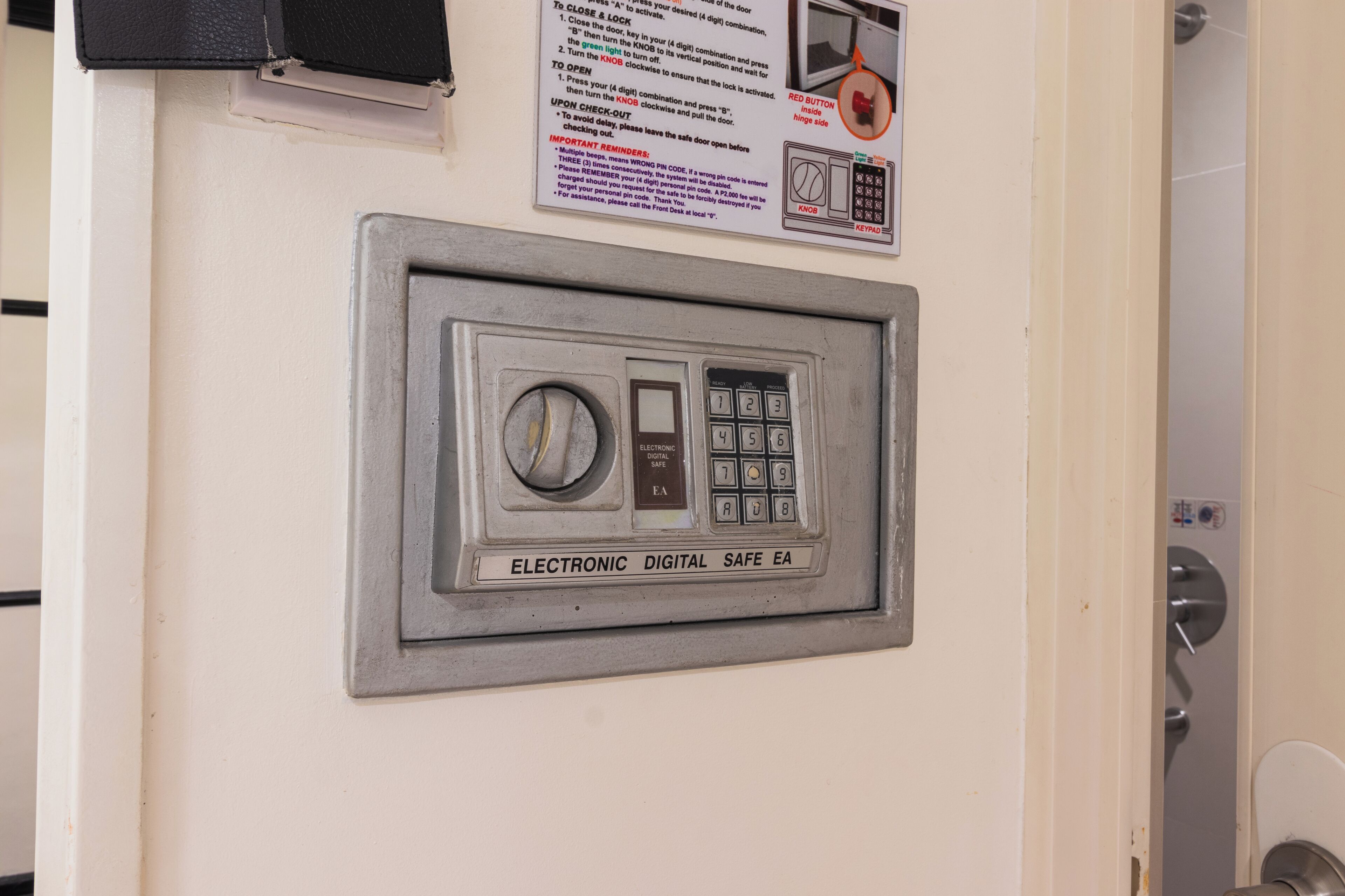 En dörr med ett elektroniskt, digitalt kodlås.