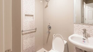 A bathroom with a shower, toilet, and sink. - Hotel Sogo Cainta (Pasig)