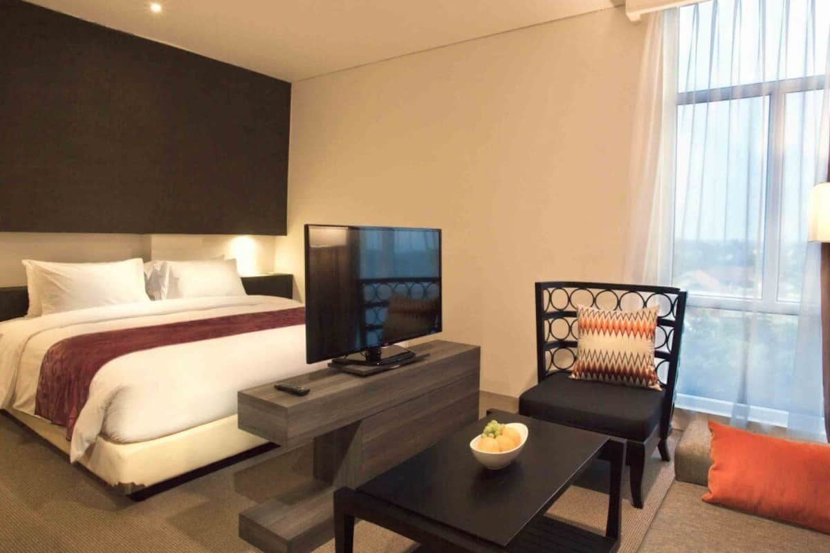 Ropa de cama de alta calidad y caja de seguridad en la habitación 