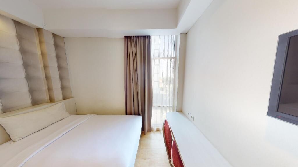 Ropa de cama de alta calidad y caja de seguridad en la habitación 