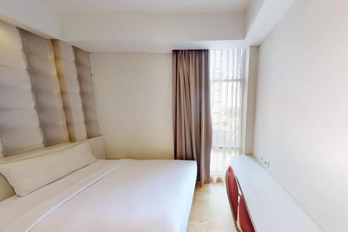 Ropa de cama de alta calidad y caja de seguridad en la habitación