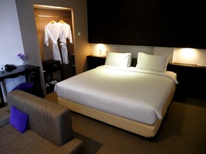 Kamar Deluks, 1 Tempat Tidur King | Seprai premium, brankas, meja kerja, dan ruang kerja ramah laptop