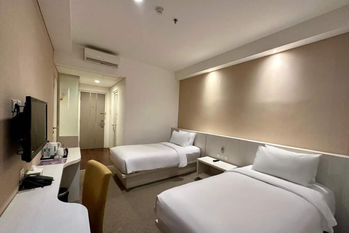 Ropa de cama de alta calidad y caja de seguridad en la habitación