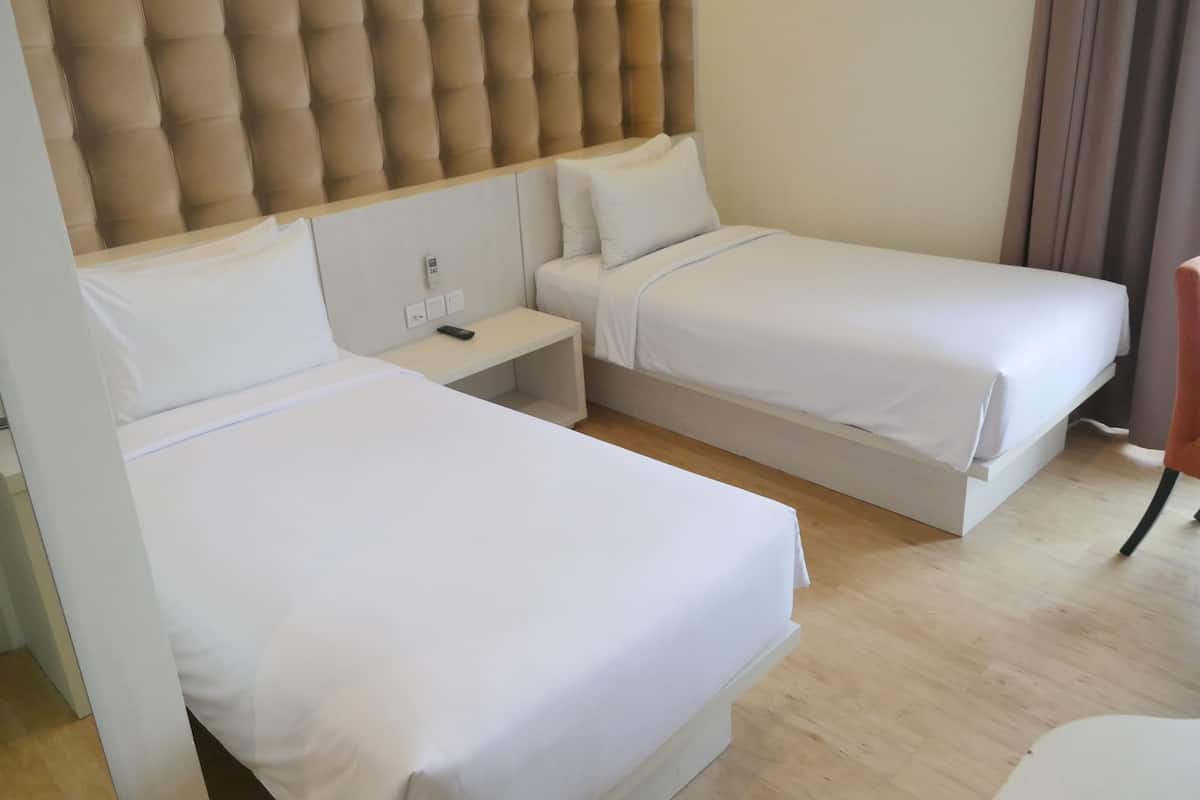Ropa de cama de alta calidad y caja de seguridad en la habitación 