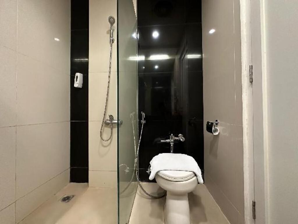 Ducha, artículos de tocador gratuitos, secador de pelo, pantuflas