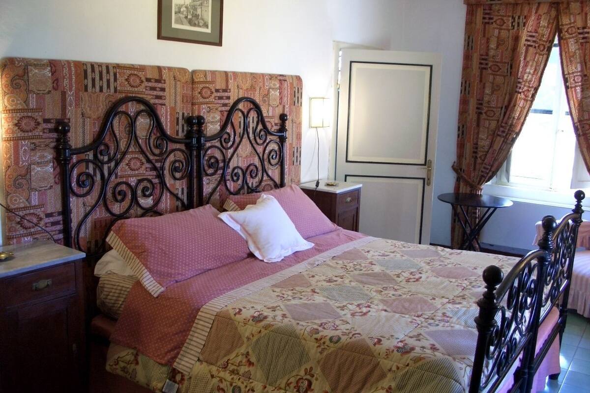 Quarto casal | Camas extras/dobráveis (sobretaxa), Wi-Fi de cortesia, roupa de cama