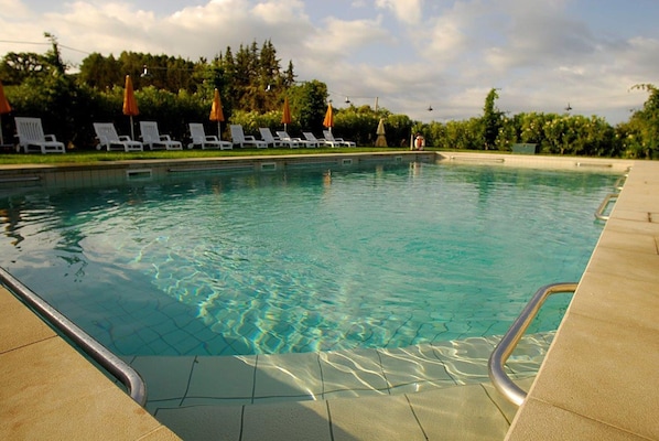 Piscina externa sazonal
