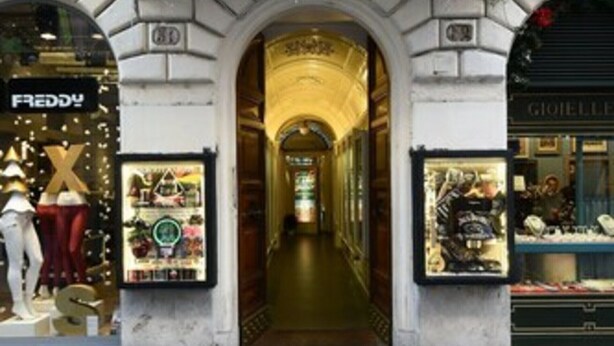 A storefront with a glass facade, mannequins outside, and a sign for 'Gioiello'. - Gravina Suite Frattina (Rome)