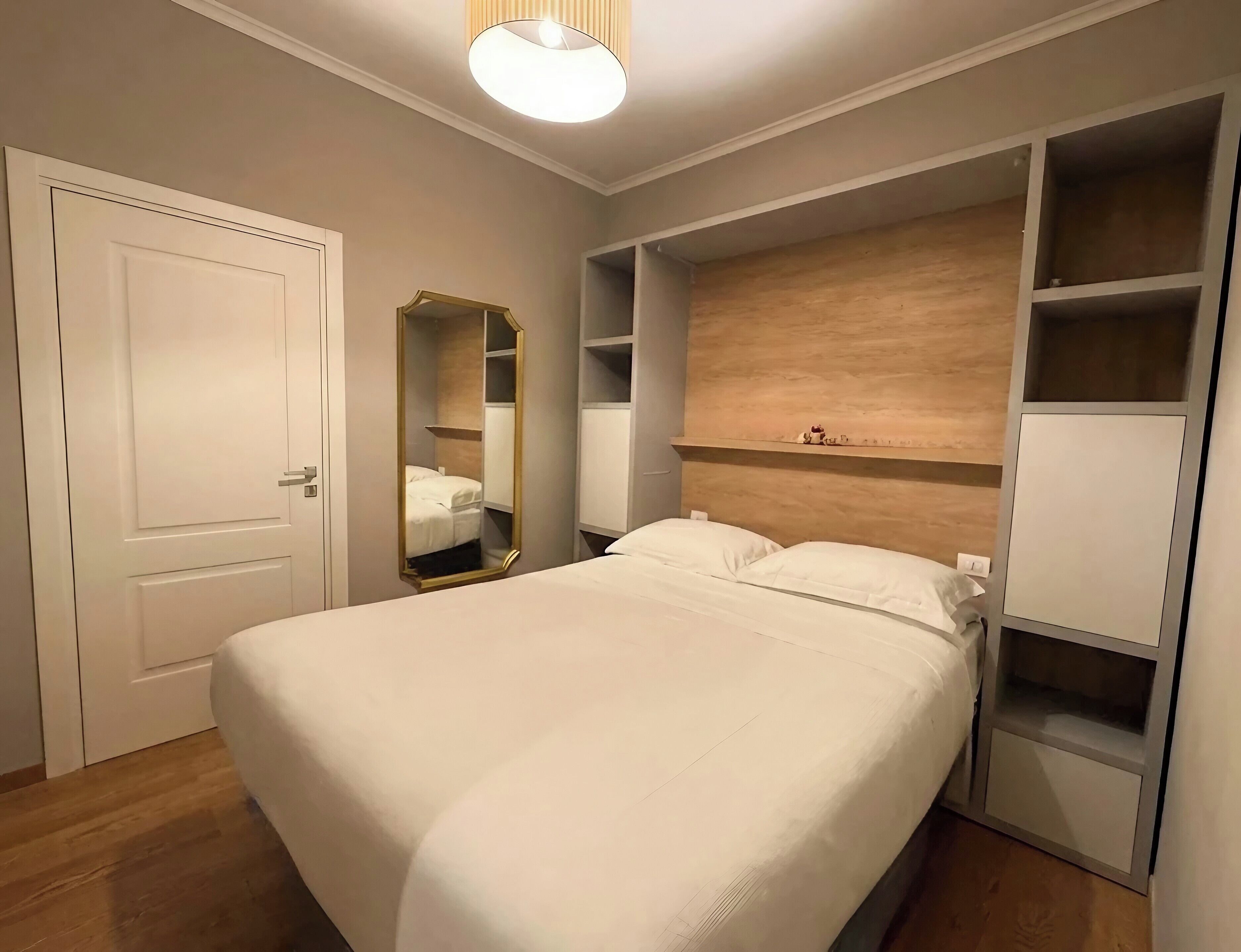 Minibar, brankas, meja kerja, dan kedap suara