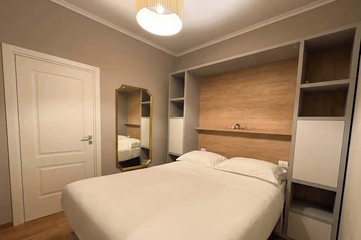 Minibar, brankas, meja kerja, dan kedap suara