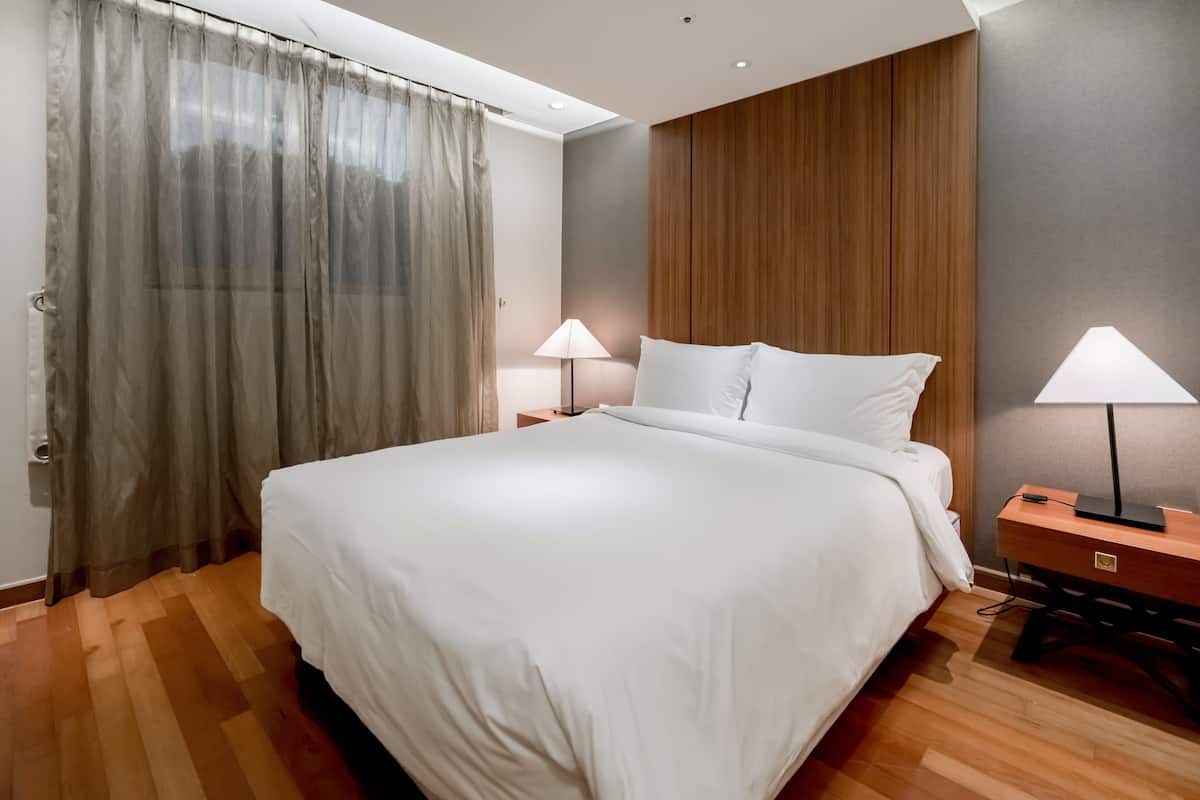 One Bedroom Deluxe Suite | 羽絨被、房內夾萬、免費 Wi-Fi、床單