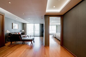 尊貴套房, 2 間臥室 | 客廳 | LED 電視